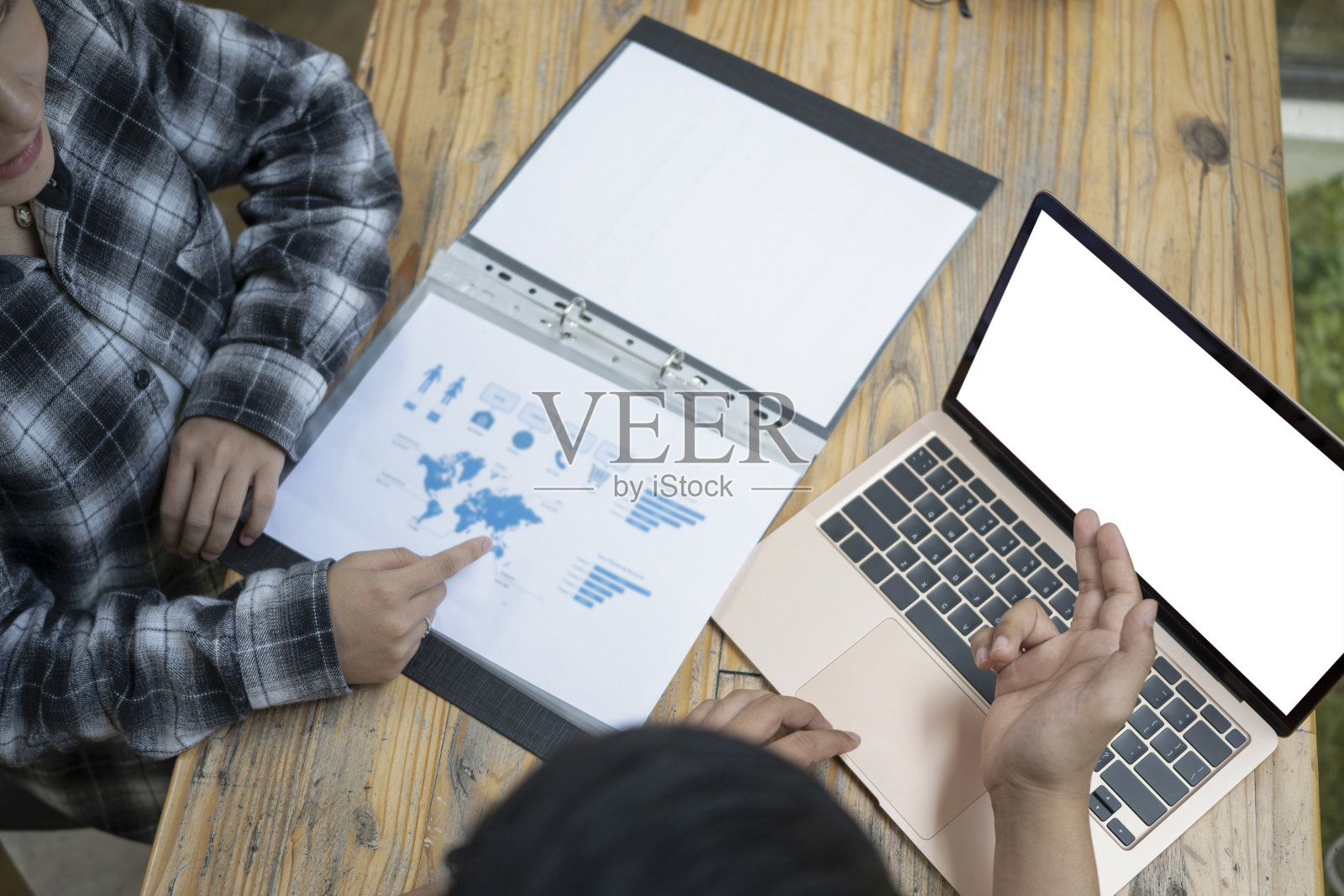 商务人员分析财务数据，并与电脑笔记本一起工作。照片摄影图片