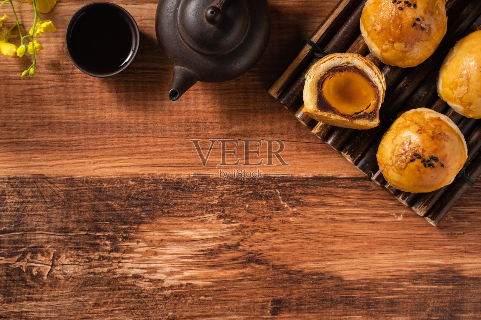 中秋佳节用的蛋黄月饼。照片摄影图片