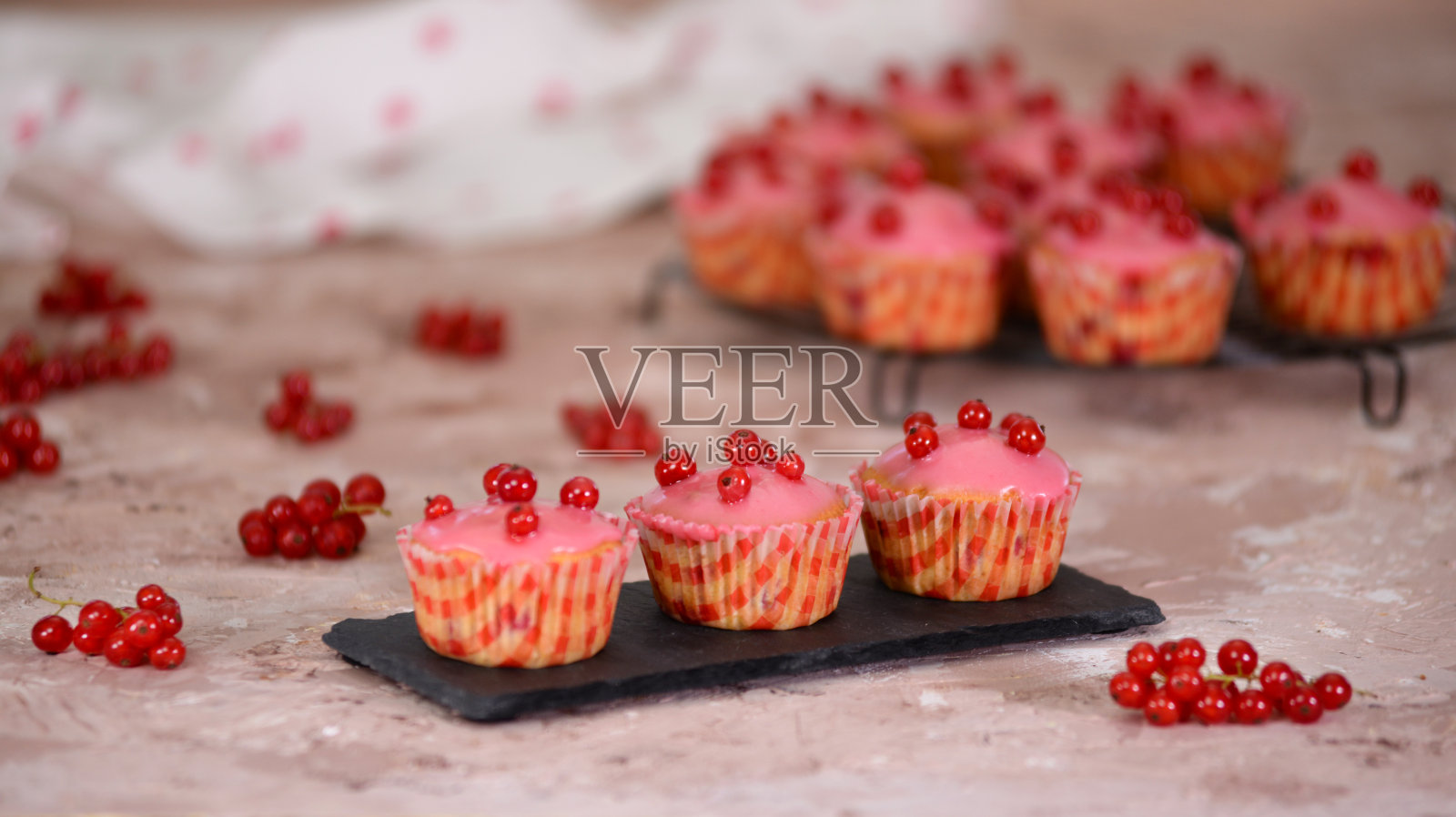 红醋栗和新鲜浆果的松饼。照片摄影图片