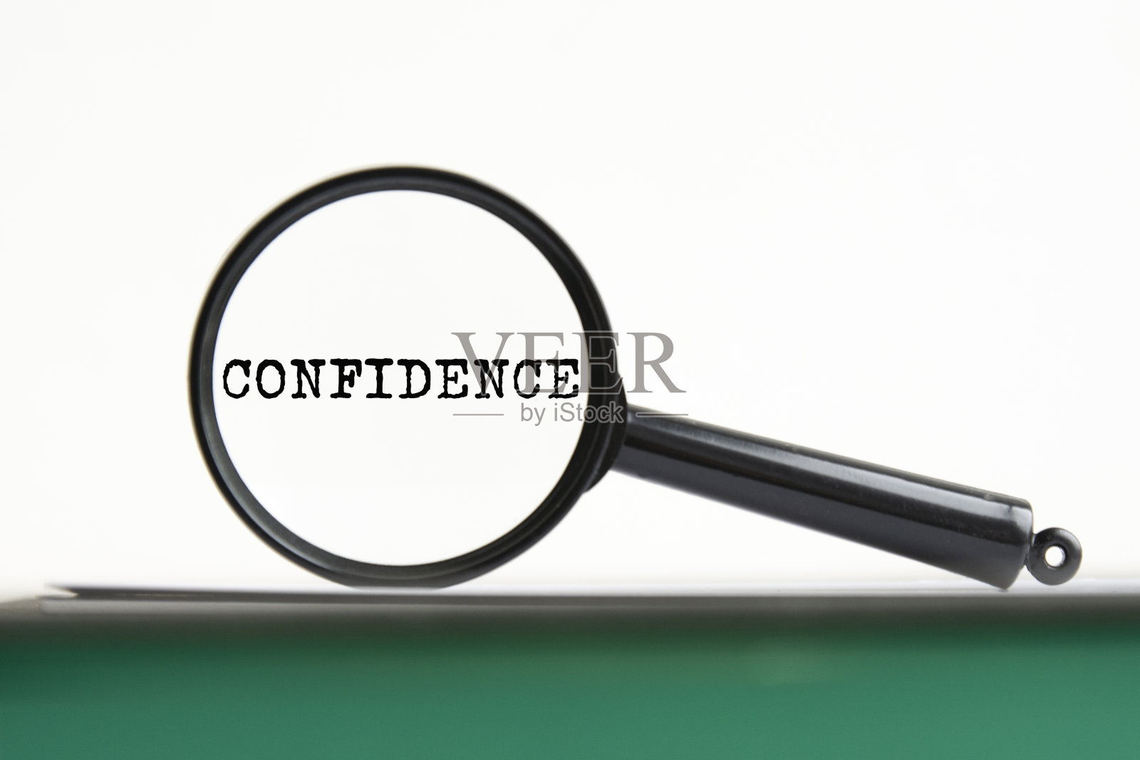 放大镜和笔记本上的文字自信照片摄影图片