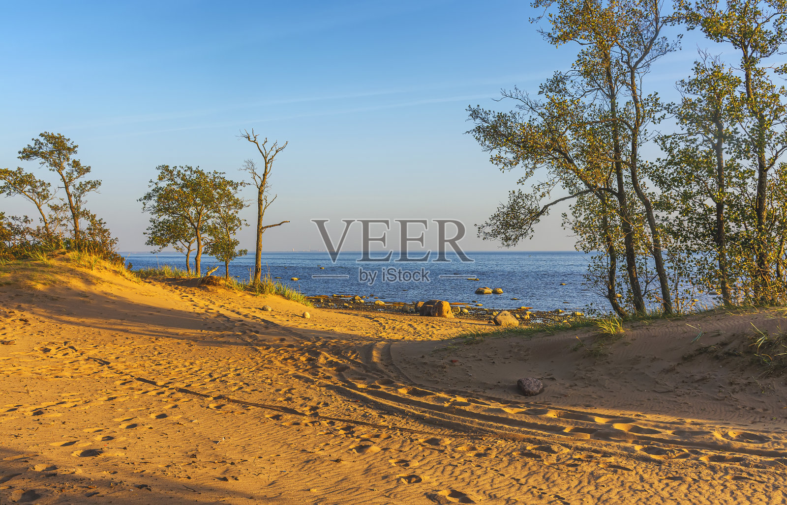 科马罗沃的芬兰湾日落。照片摄影图片