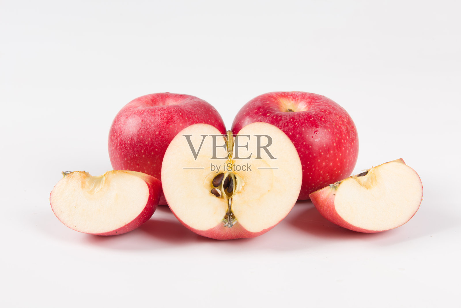 新鲜的盛会苹果孤立在白色的背景。照片摄影图片