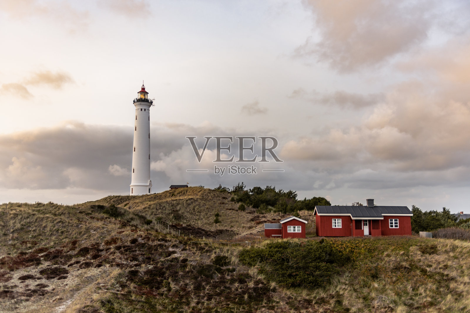 多云天空下的建筑景观照片摄影图片