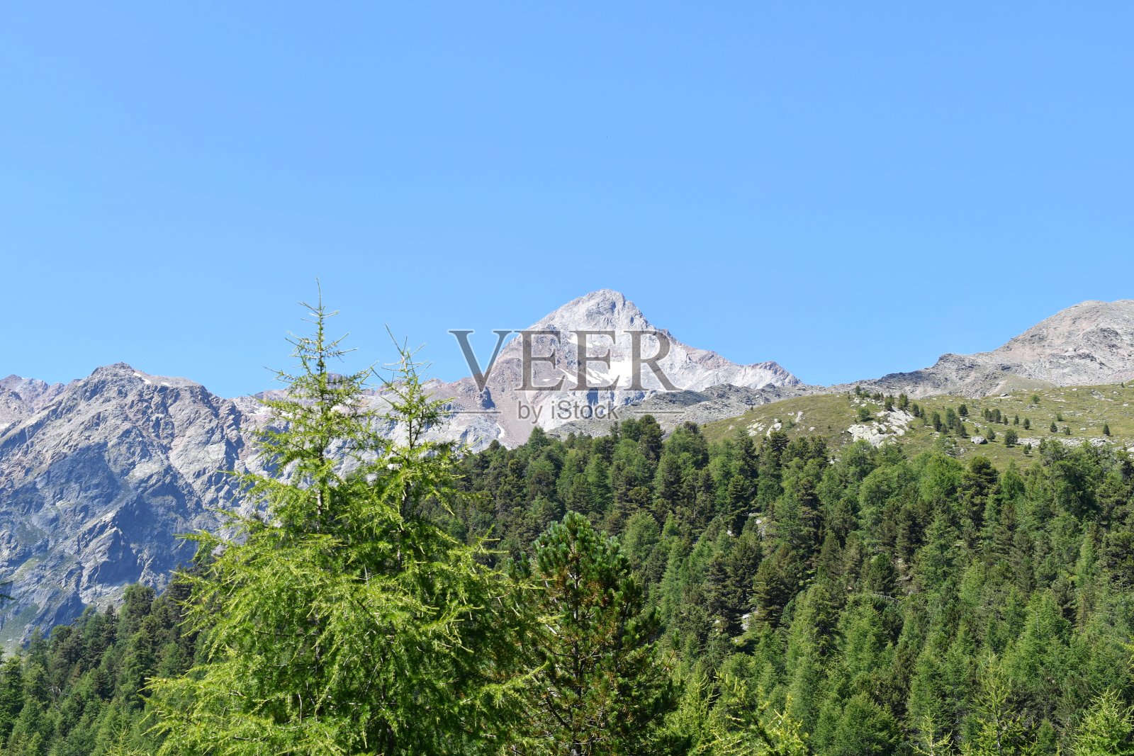 南蒂罗尔风景优美，群山环绕照片摄影图片