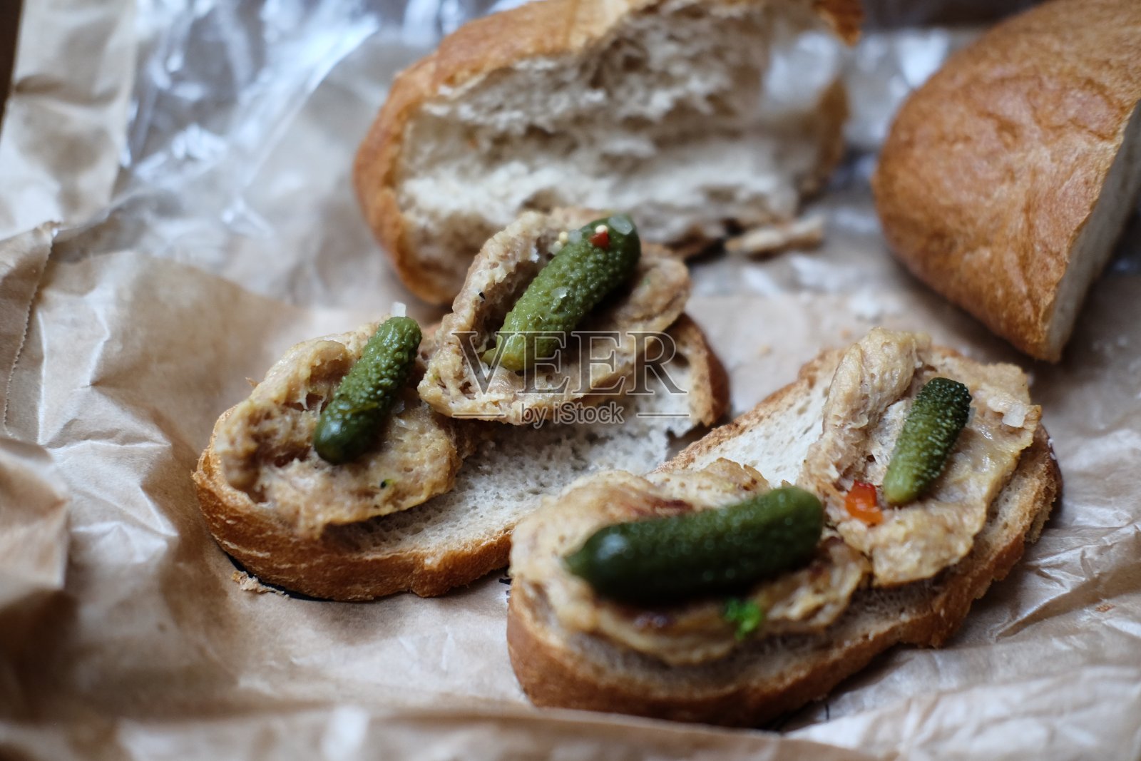 三明治加酱油肉，面包和黄瓜。素食照片摄影图片