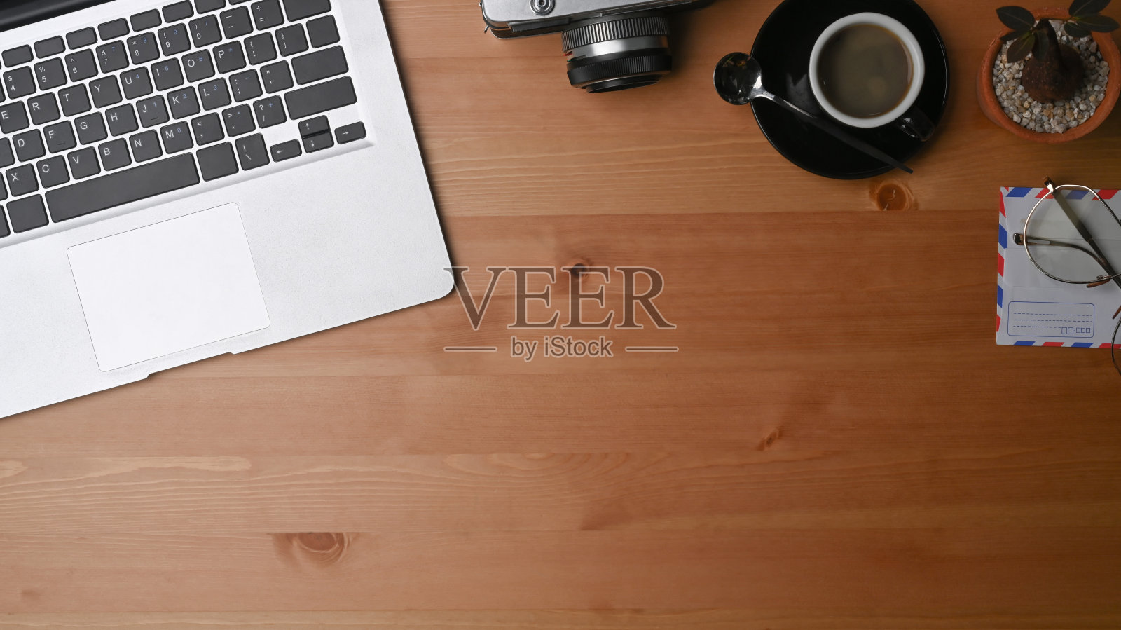 在木桌上模拟电脑笔记本，相机和咖啡杯。照片摄影图片