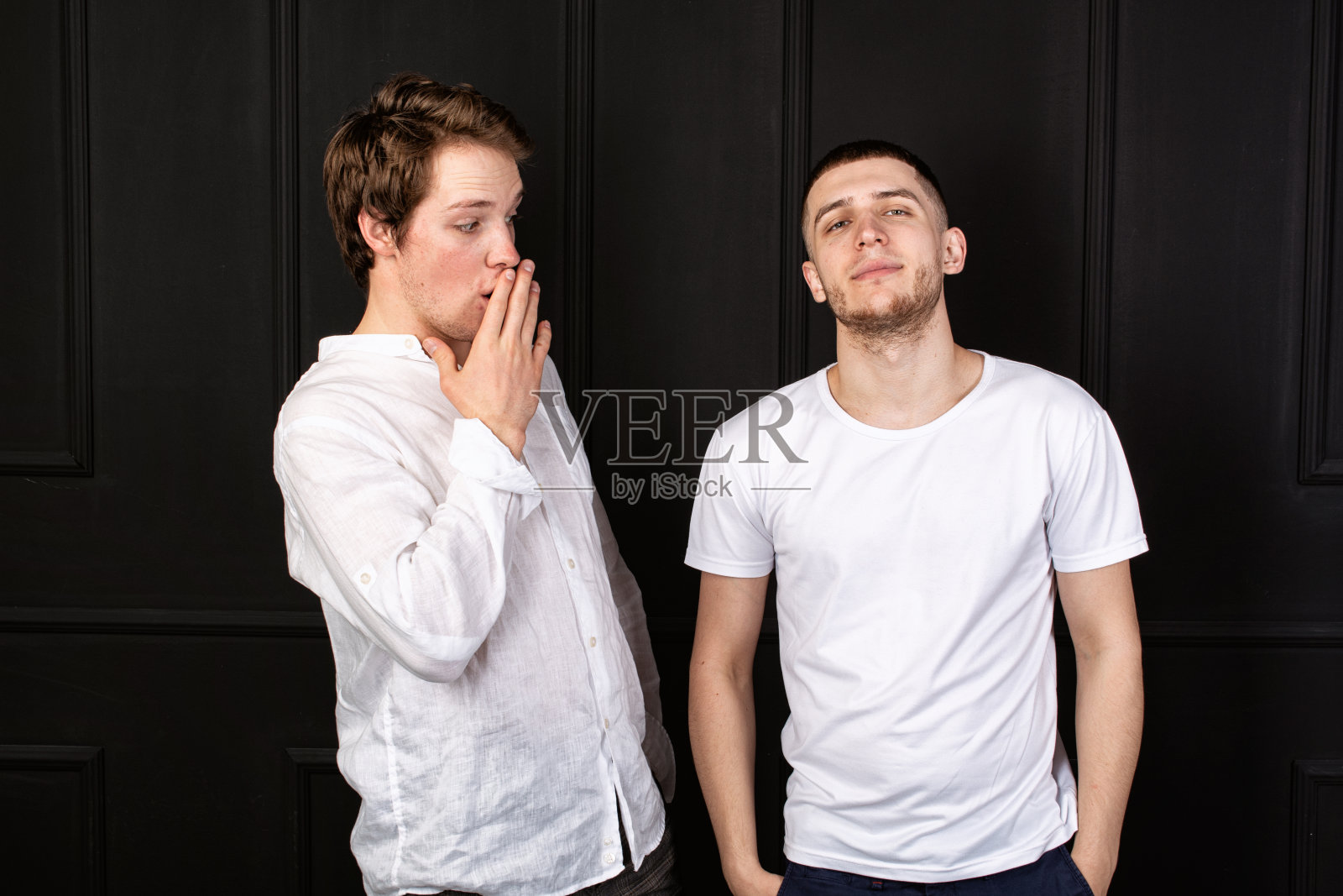 学习和好心情。两个漂亮的学生在休息。照片摄影图片