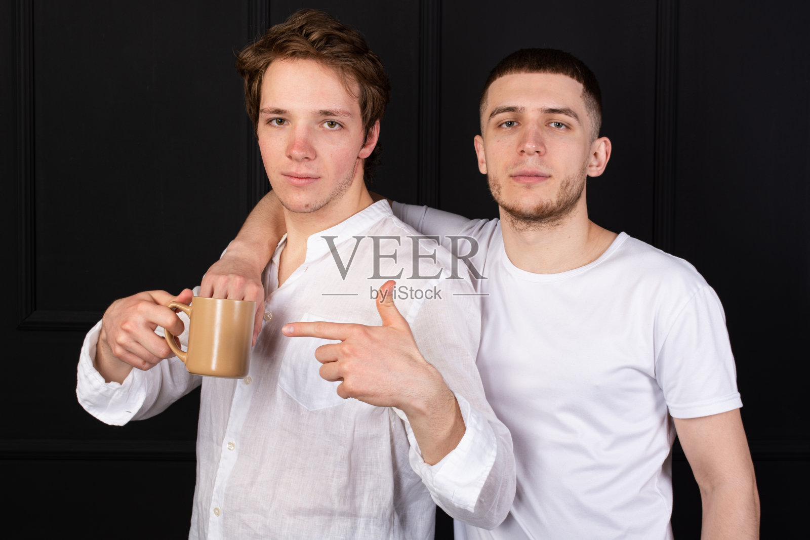 学习和好心情。两个漂亮的学生在休息。照片摄影图片