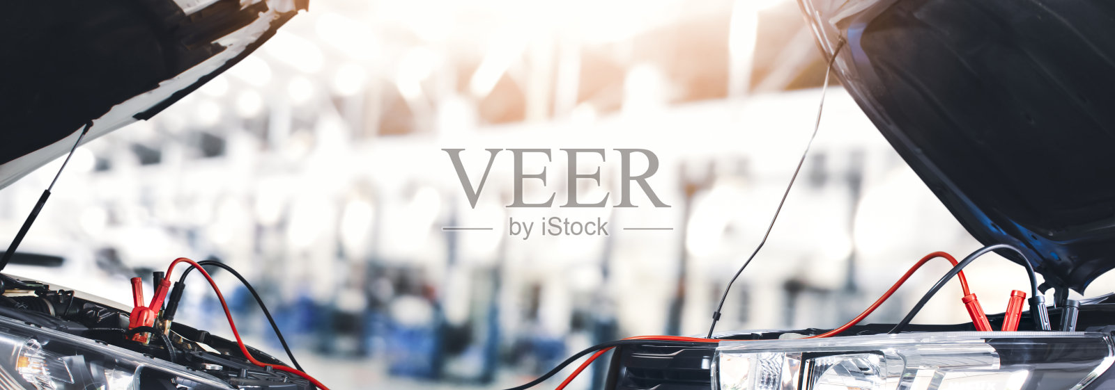 轿车把电池电缆跳接到小货车上照片摄影图片