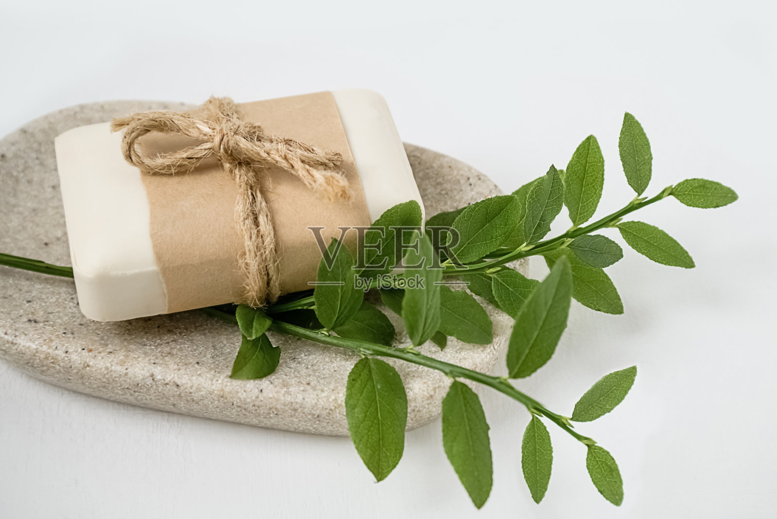 有机天然香皂包在牛皮纸托盘芳香草药。照片摄影图片