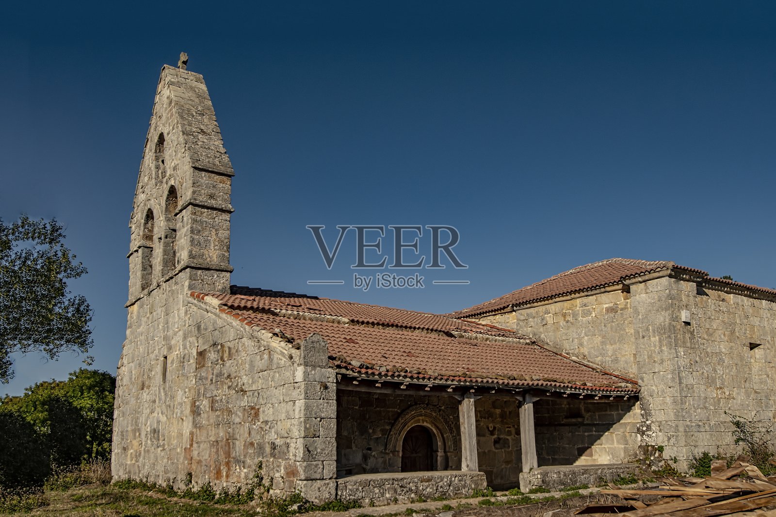 位于比撒纳-布尔戈斯的耶稣圣心的古罗马教堂。照片摄影图片