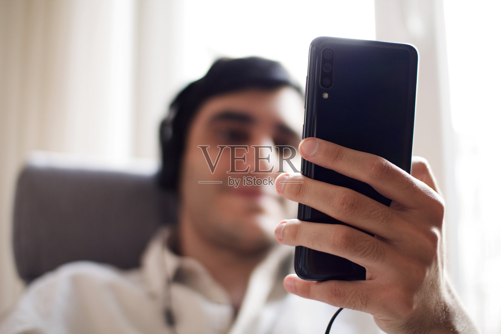 坐在窗边听音乐的人照片摄影图片