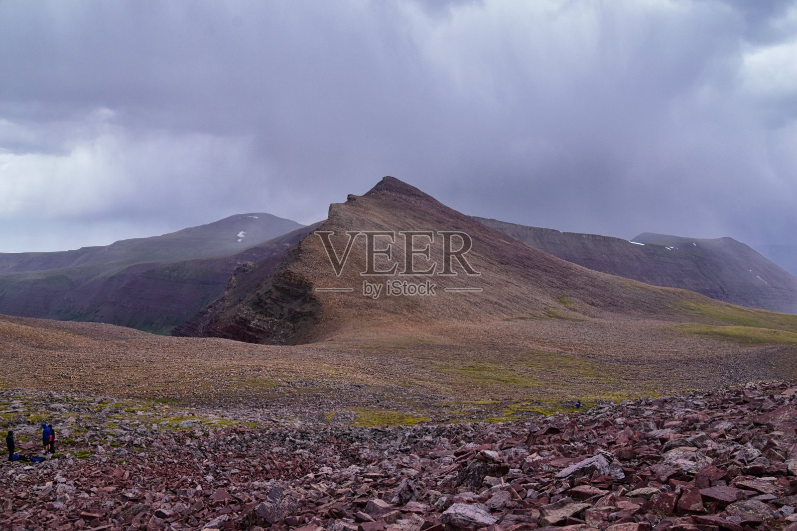 从国王峰全景景观在犹他州落基山脉从亨利的福克徒步旅行路线在夏天，阿什利国家森林，高尤纳斯荒野，犹他州。美国。美国照片摄影图片