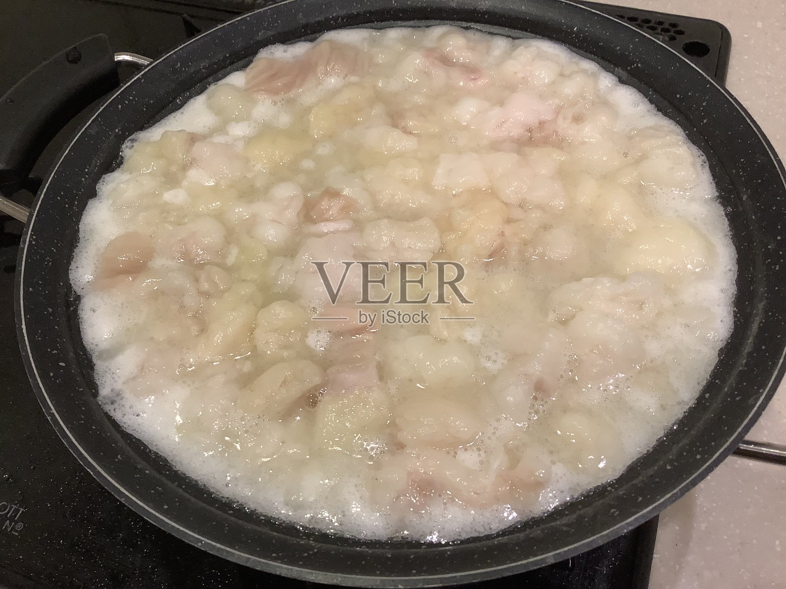 把猪内脏在锅里煮熟，在日本叫做荷尔蒙照片摄影图片