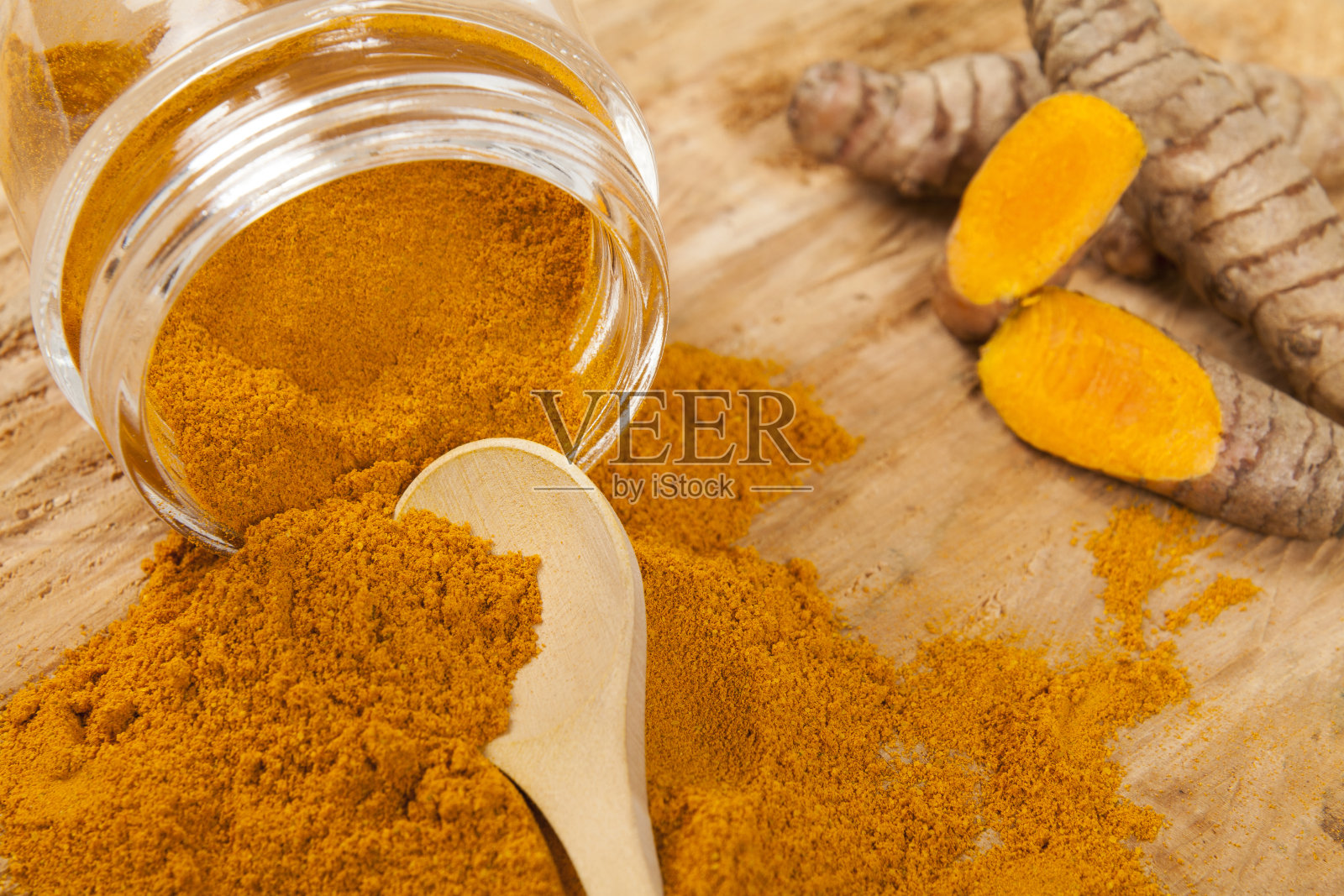 新鲜有机根和姜黄粉-姜黄;健康食品。照片摄影图片