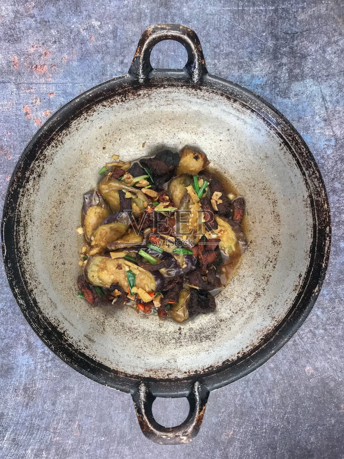 用中国辣椒酱炒茄子，背景为灰色照片摄影图片