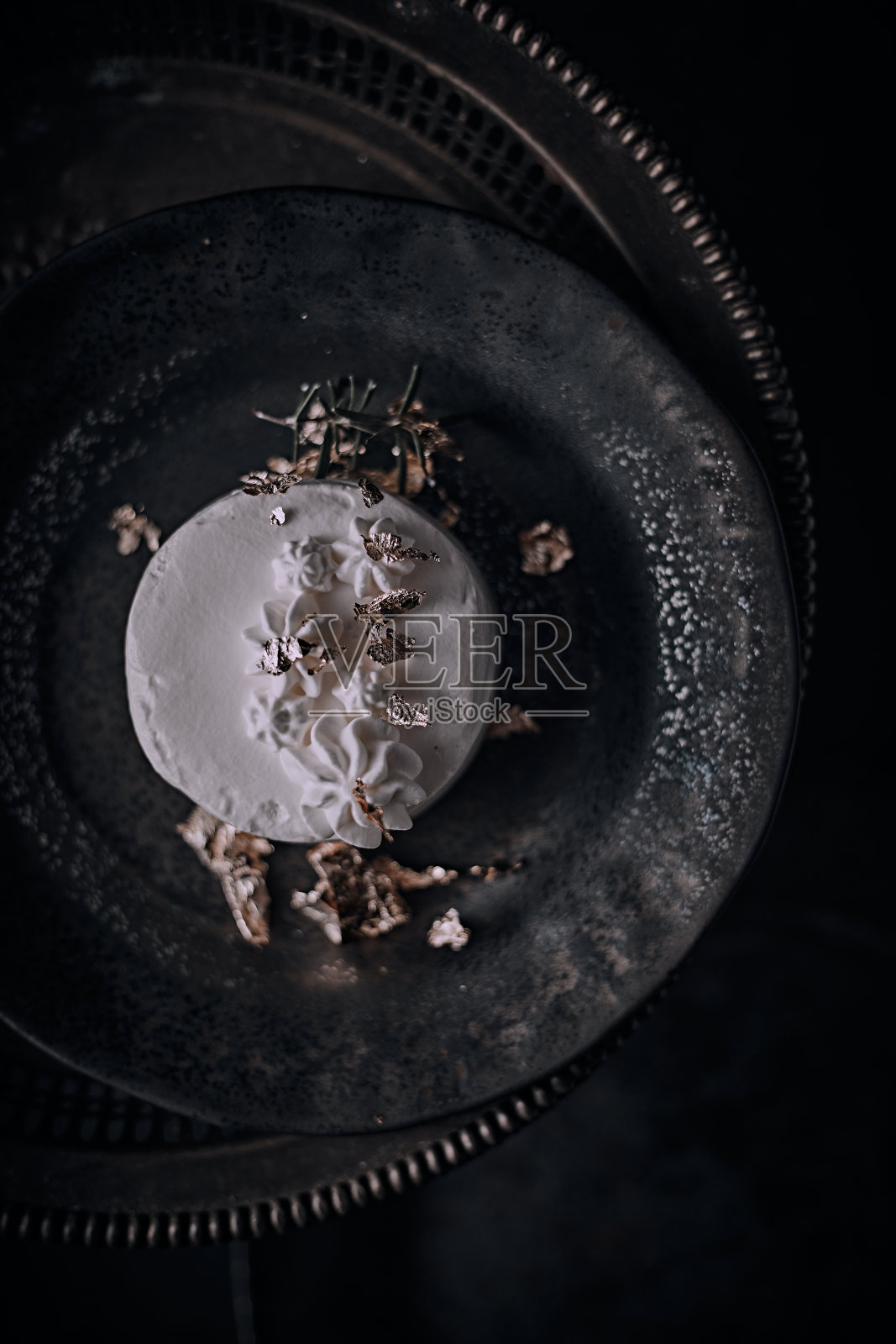 盘子里的美味佳肴照片摄影图片