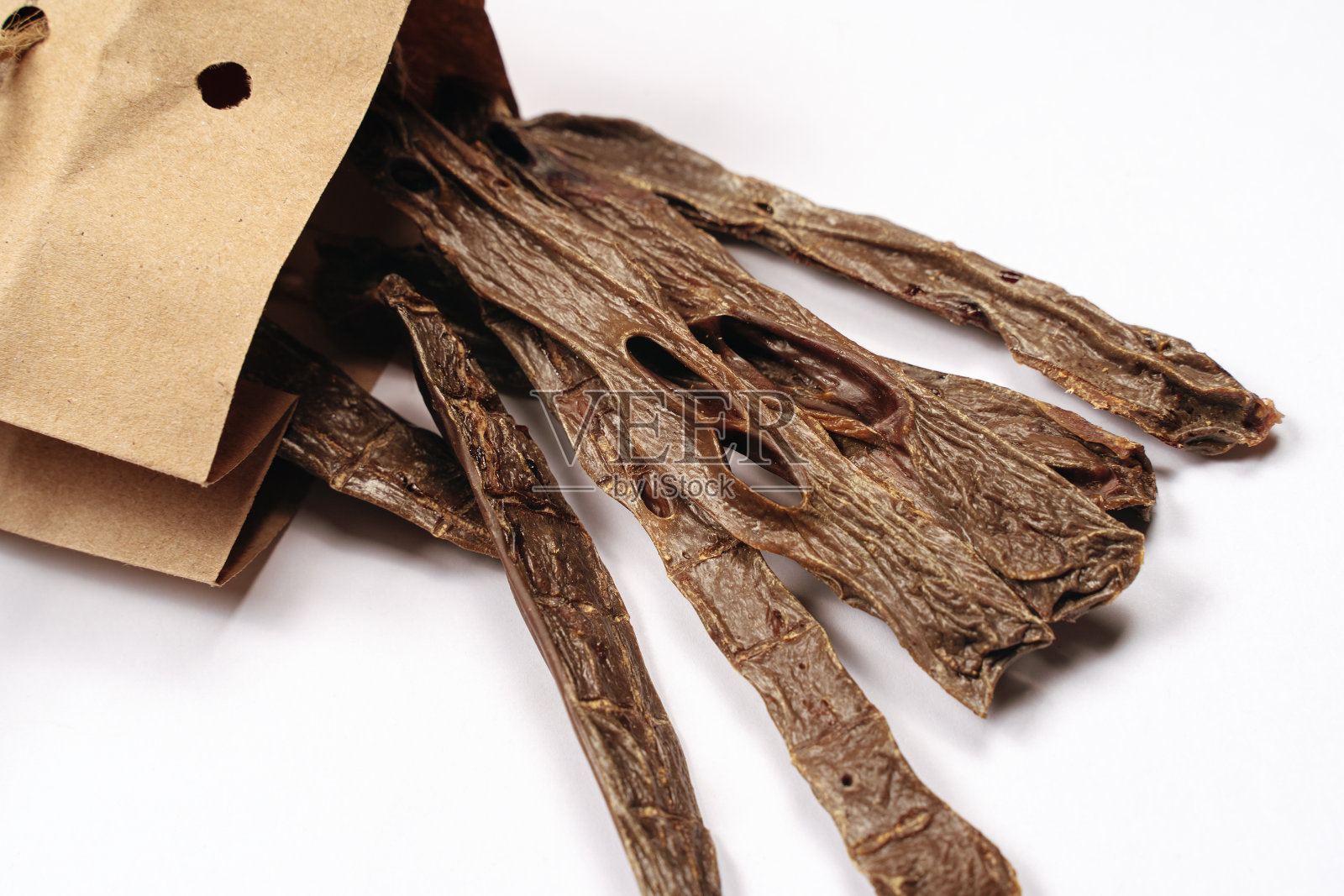 牛心肉切片脱水后，用牛皮纸包装。照片摄影图片