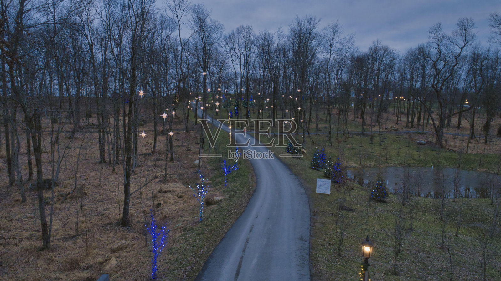 俯瞰覆盖建筑物和地面的大型圣诞展览照片摄影图片