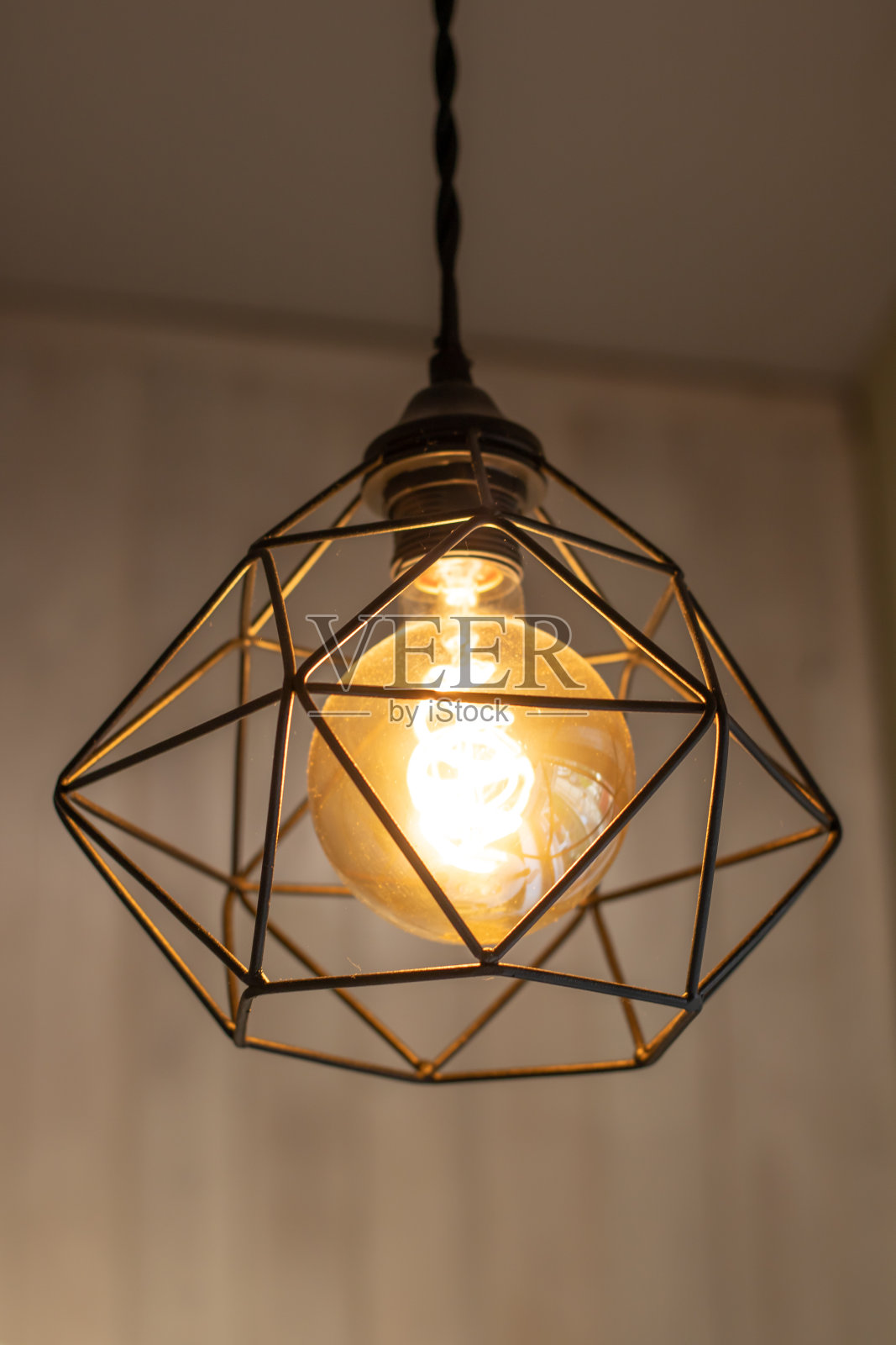 复古金属灯。室内用品-带灯泡的电器照片摄影图片