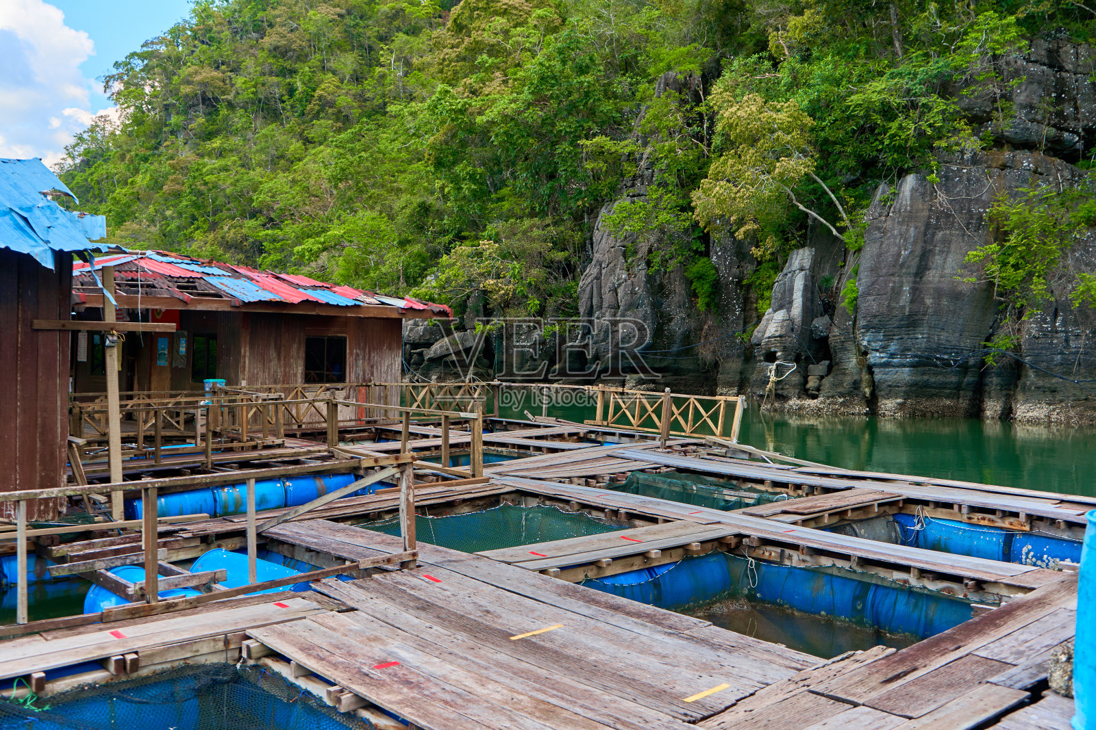 马来西亚兰卡威岛上的浮式养鱼场照片摄影图片