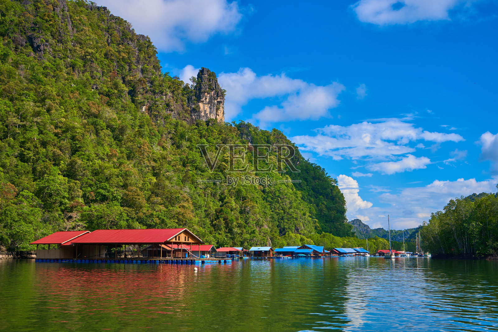 马来西亚兰卡威岛上的浮式养鱼场照片摄影图片
