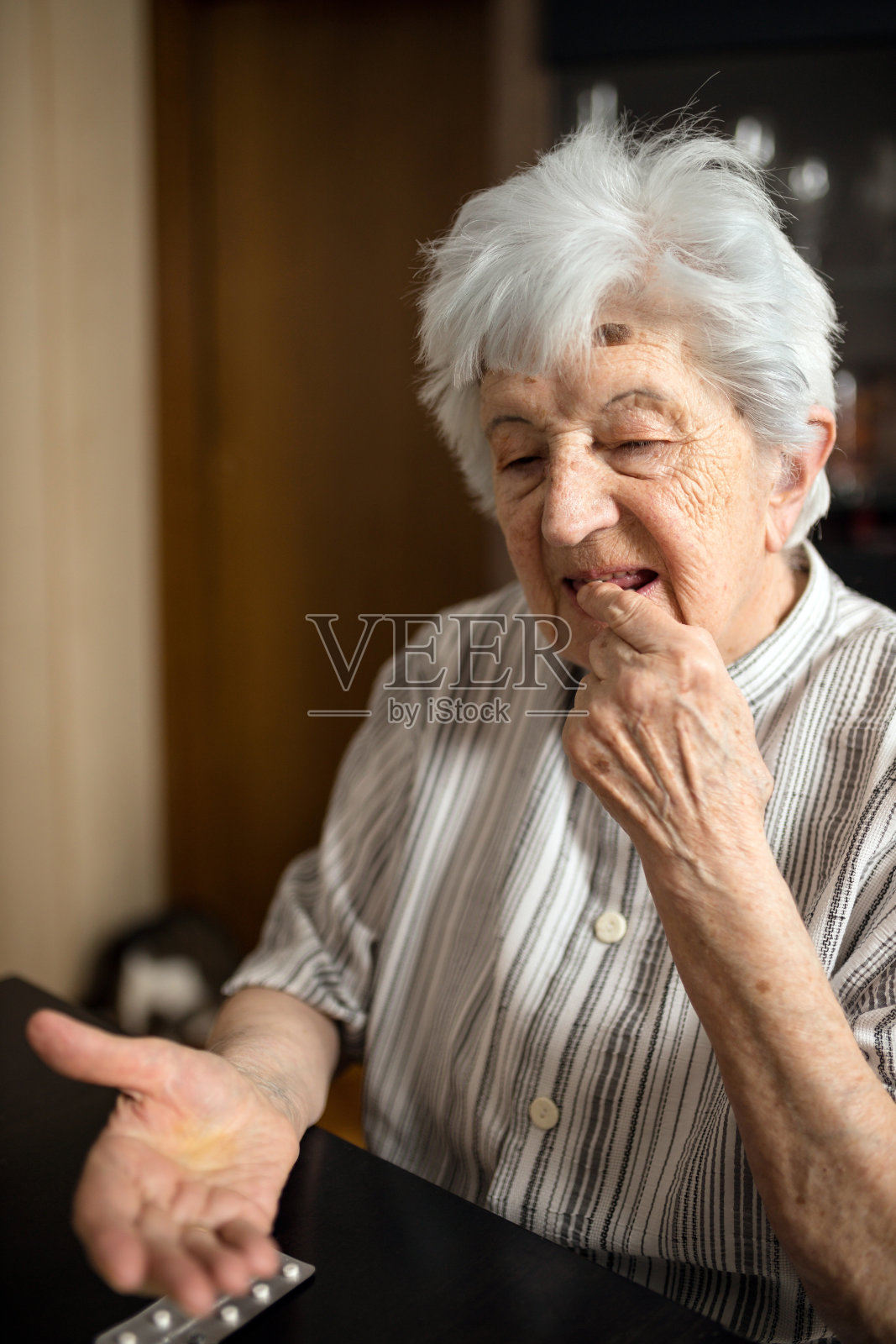 年长的白人妇女正在服药照片摄影图片