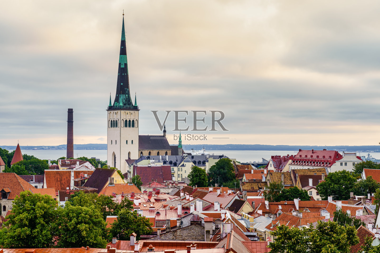 塔林的教堂塔在夕阳下的鸟瞰图。照片摄影图片
