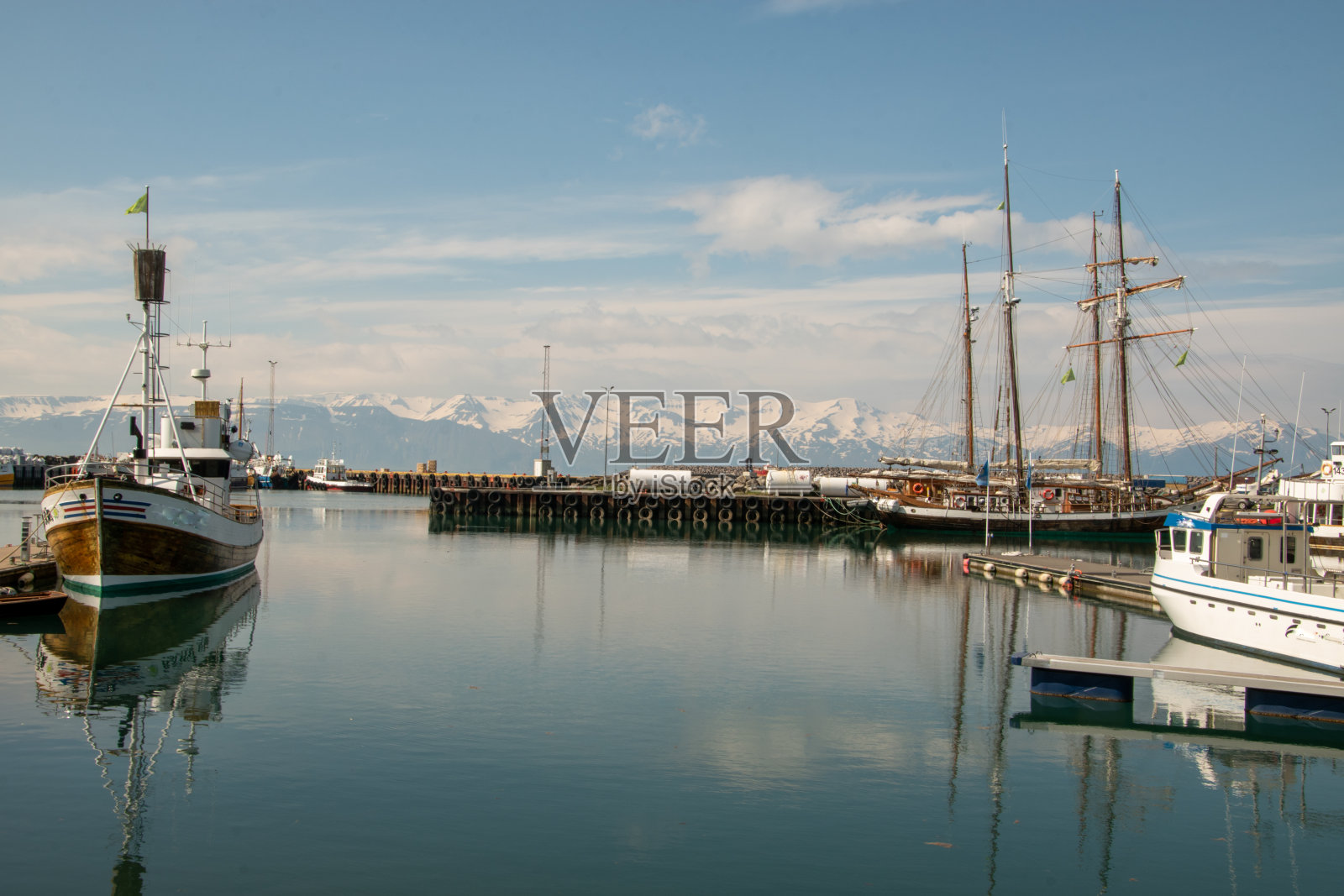 哈萨维克港。Húsavík位于冰岛北部的Skjálfandi湾。照片摄影图片