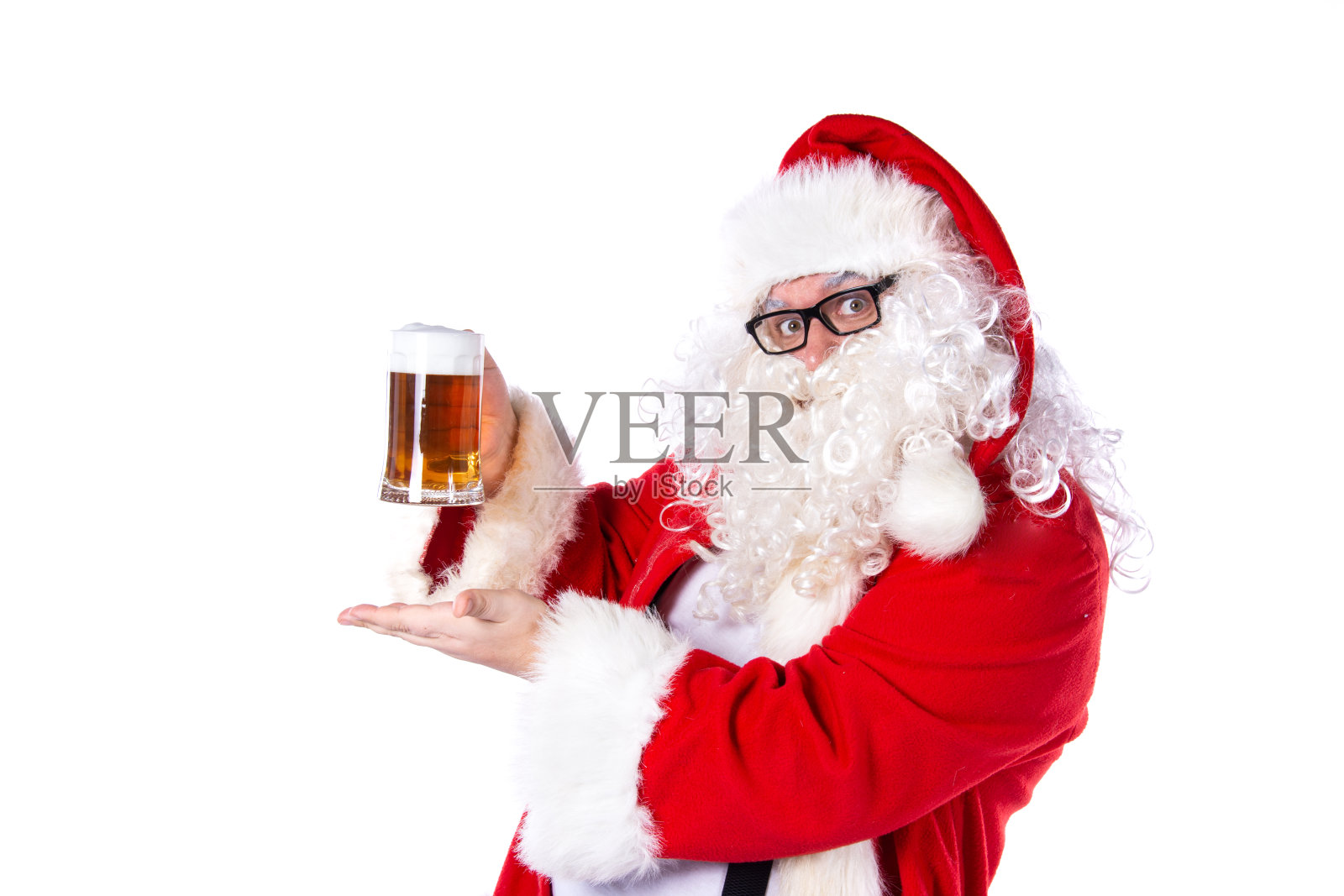 有趣的圣诞老人喝啤酒。照片摄影图片