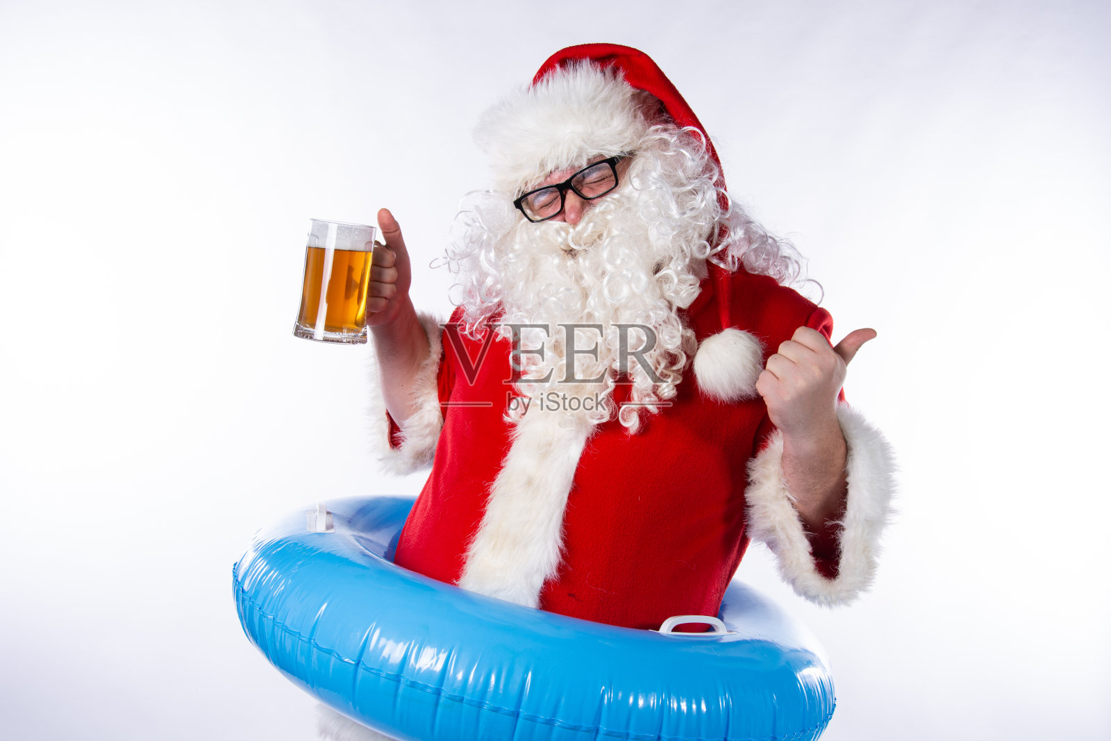 有趣的圣诞老人喝啤酒。照片摄影图片