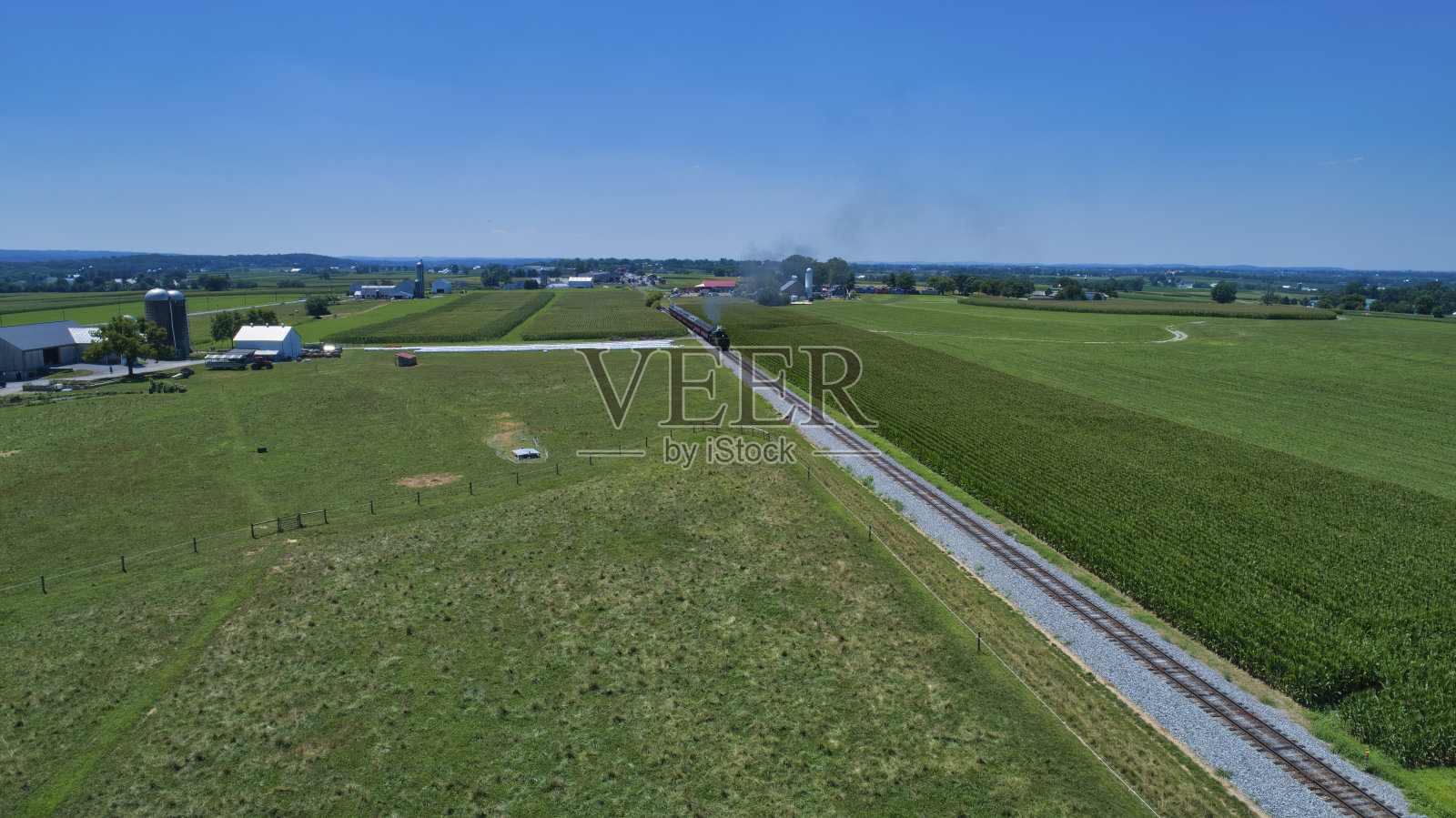 蒸汽机车在肥沃农田上行驶的鸟瞰图照片摄影图片