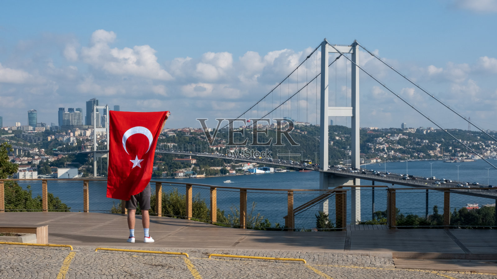 男子手持土耳其国旗奔跑照片摄影图片