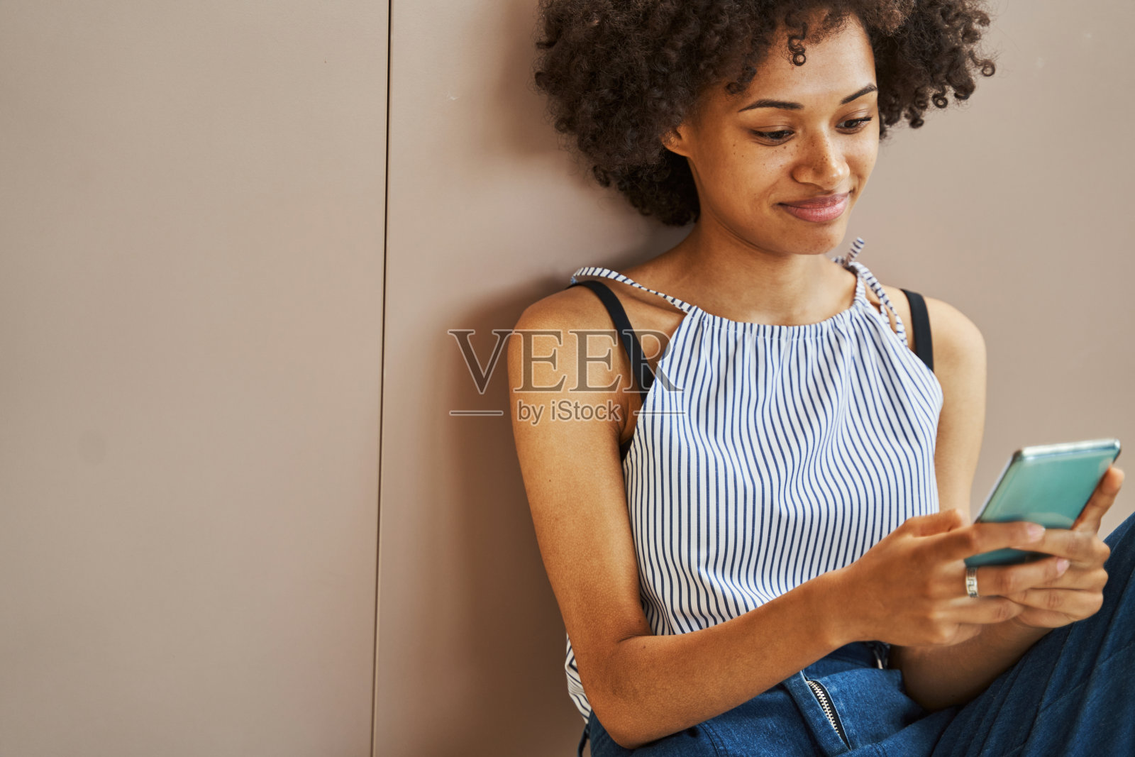 满足的愉快的女士专注于写一条短信照片摄影图片