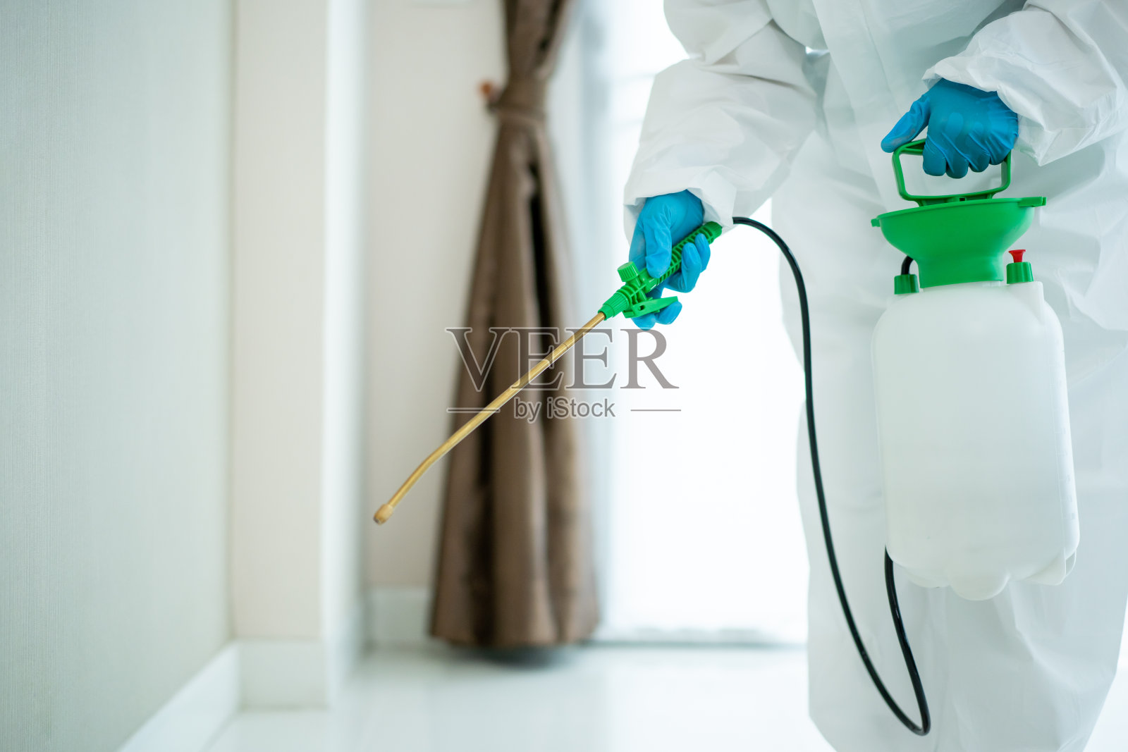 清洁人员在屋内消毒。照片摄影图片