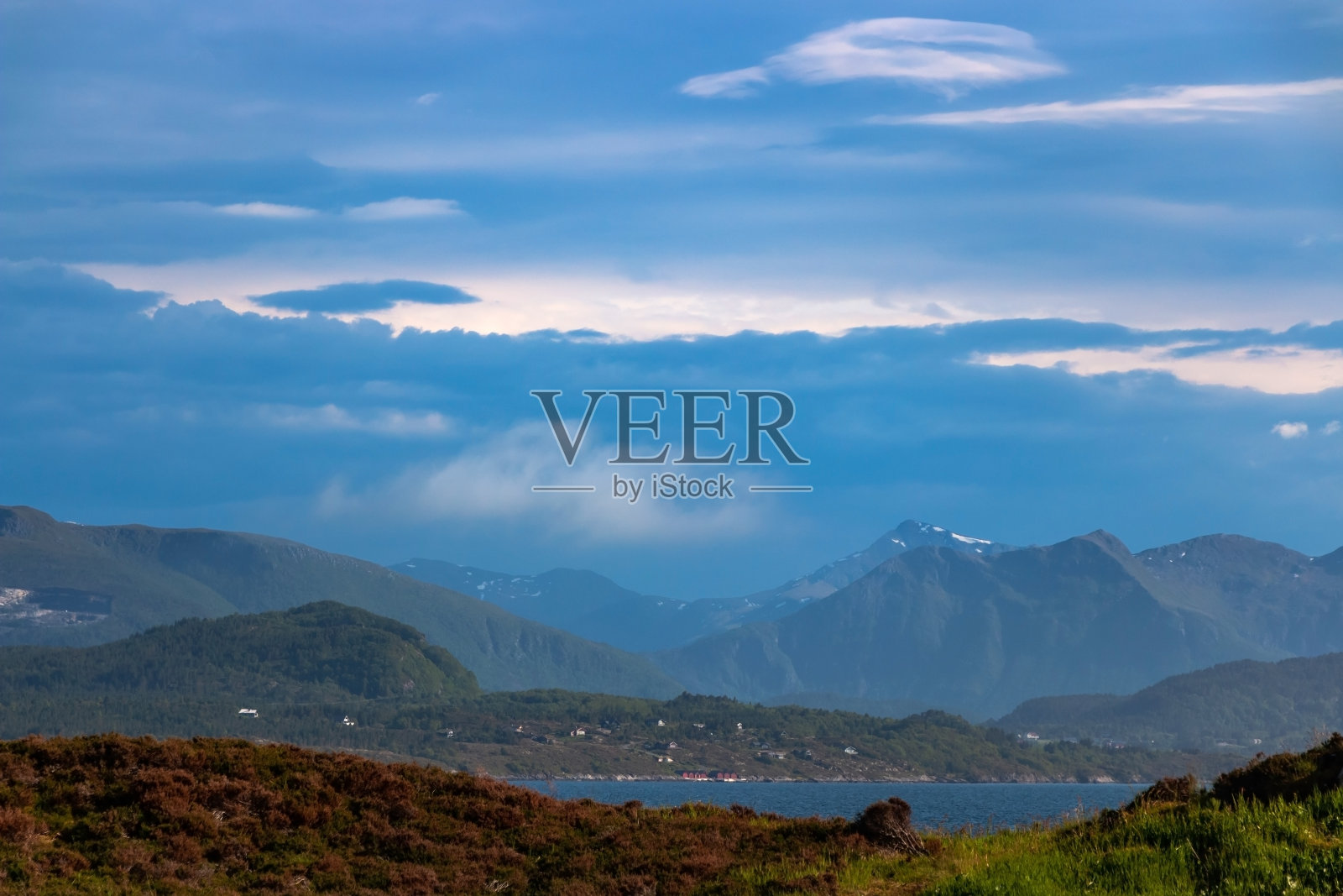 挪威的山脉和蓝色的云朵，大西洋公路照片摄影图片