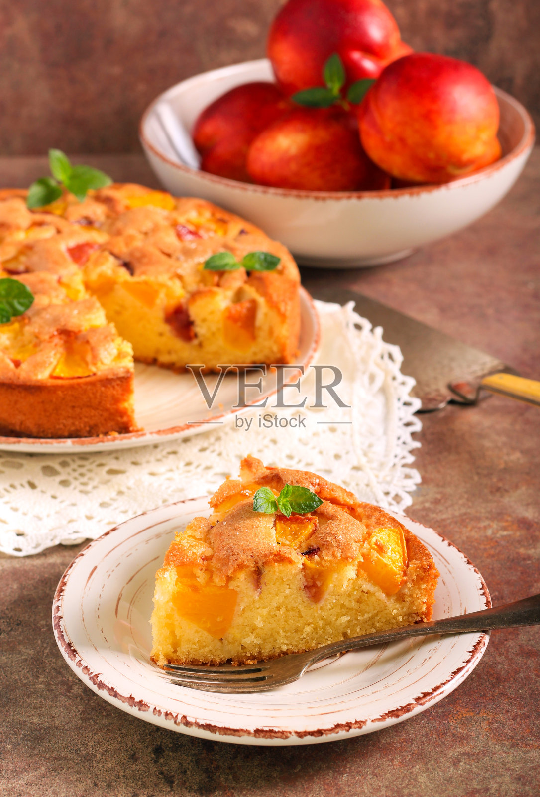 新鲜柔软的油桃蛋糕照片摄影图片