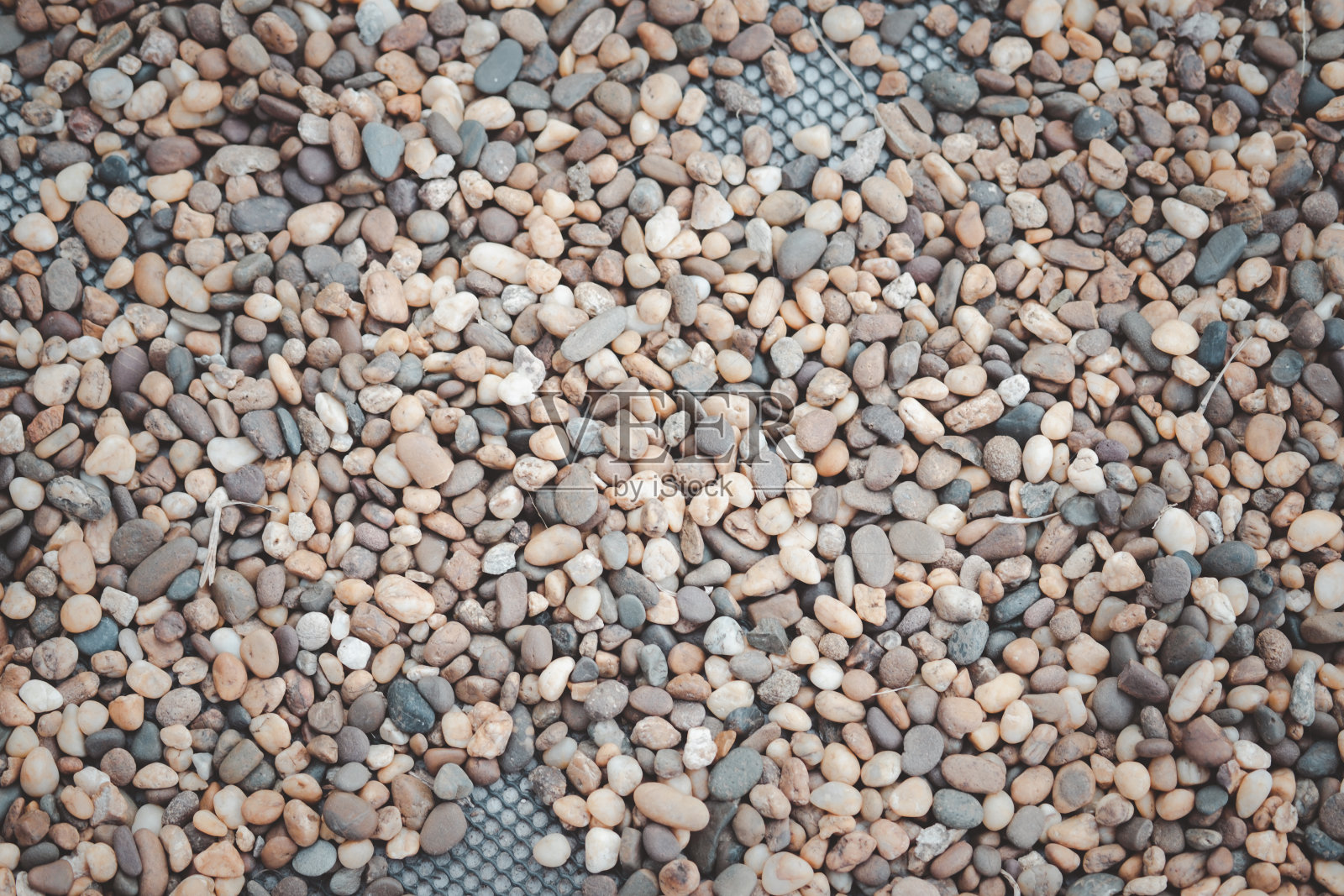 以卵石石为背景，放置于园网装饰上。俯视图照片摄影图片