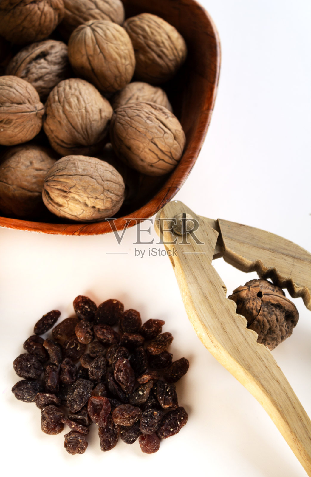 胡桃夹子打碎了一个核桃和许多葡萄干照片摄影图片