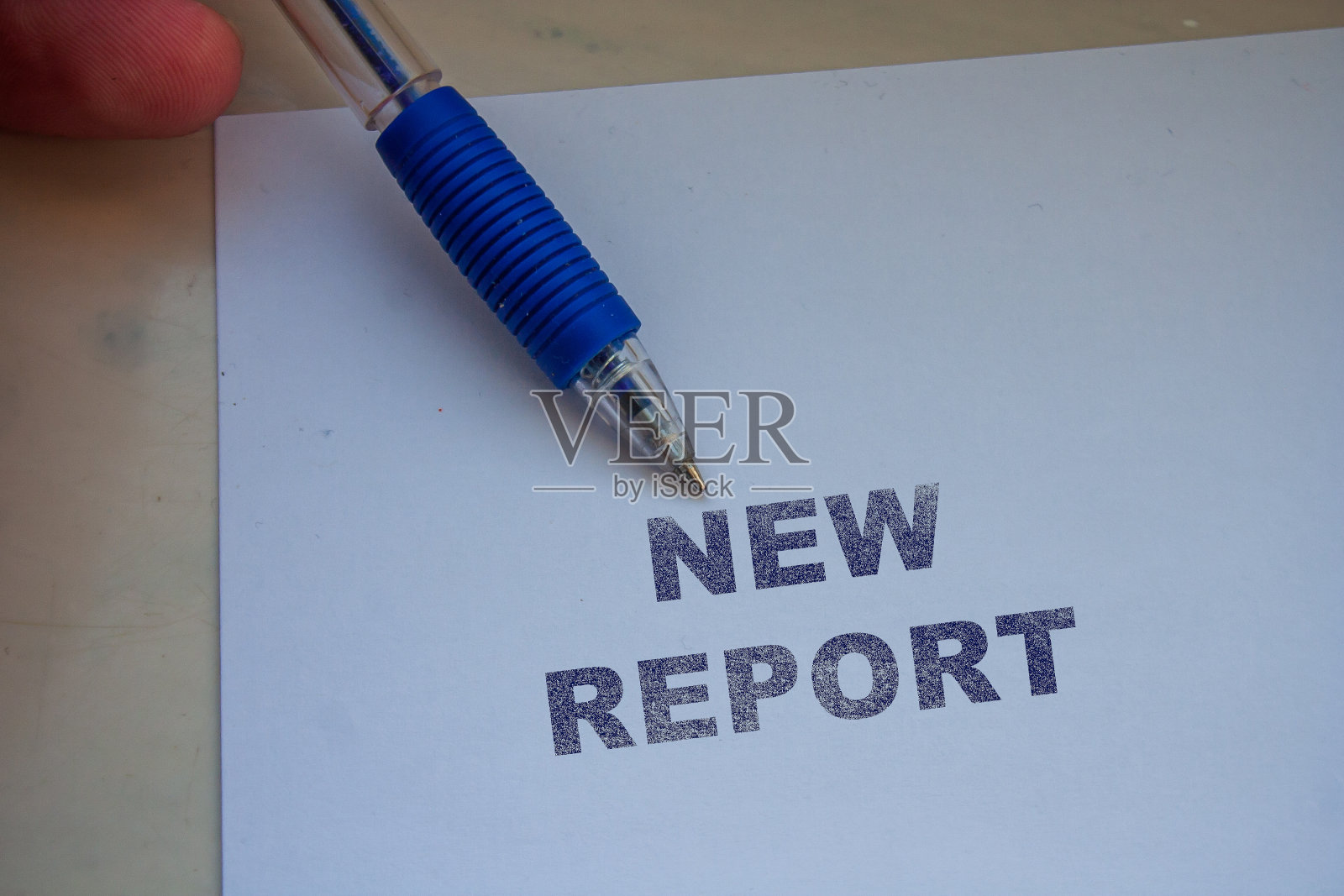 新的报告字写在白纸上。照片摄影图片