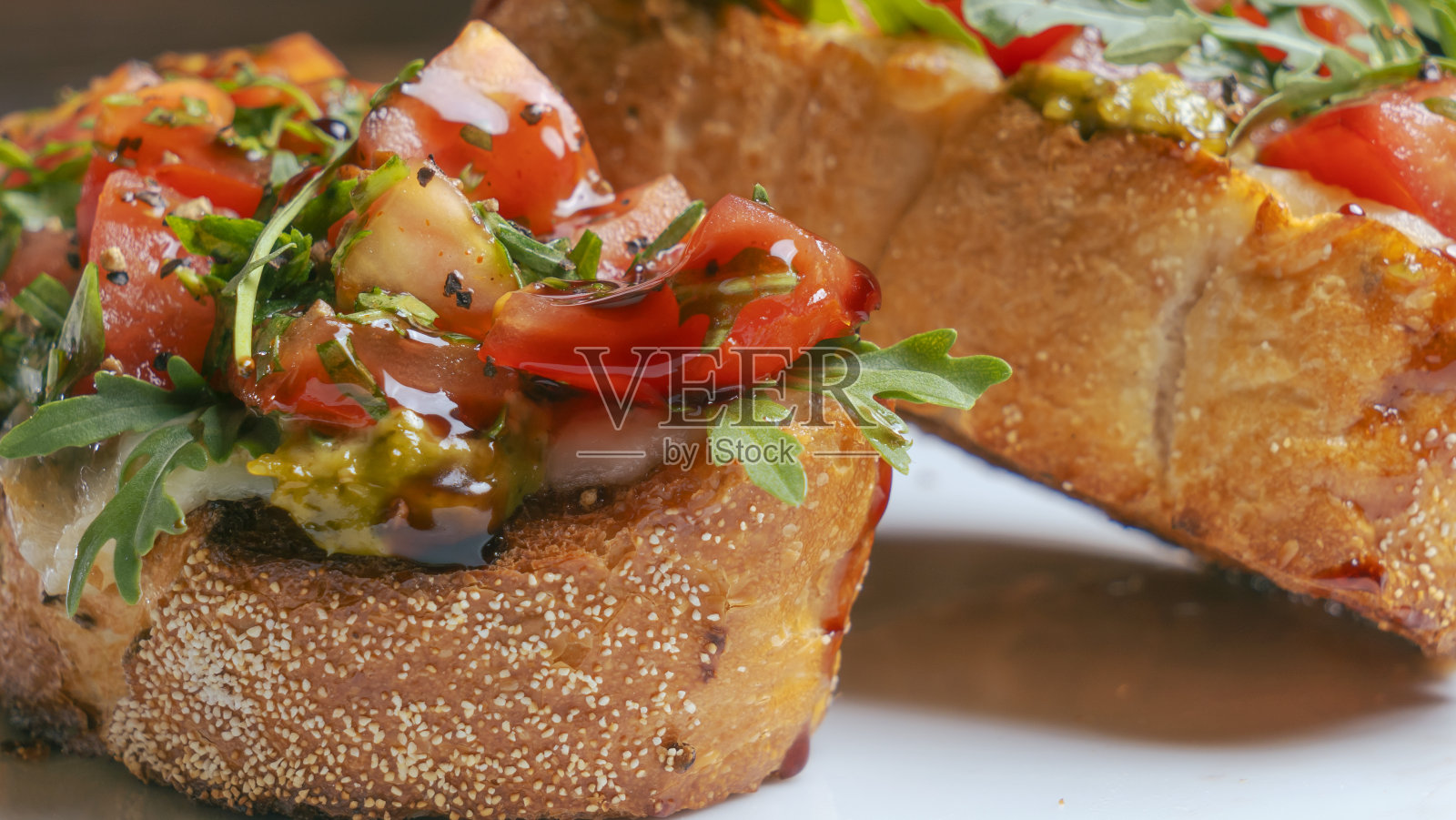 蕃茄和马苏里拉干酪烤面包的特写镜头在白色背景上。健康的生活理念。照片摄影图片