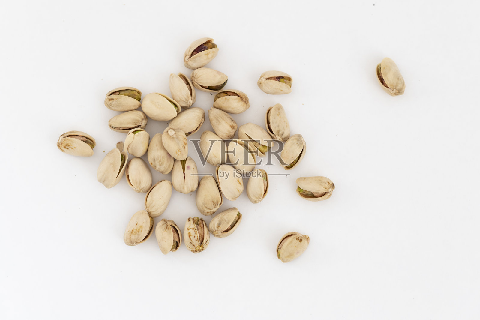 开心果放在桌子上照片摄影图片