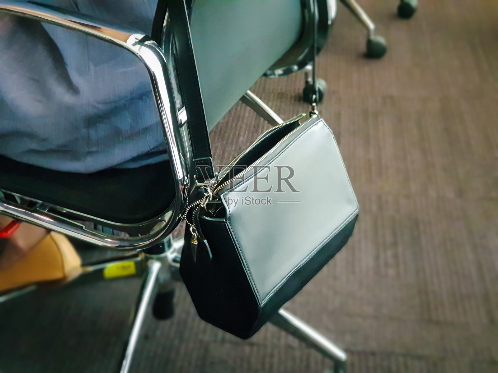 商务女性在会议室用笔记本电脑工作照片摄影图片