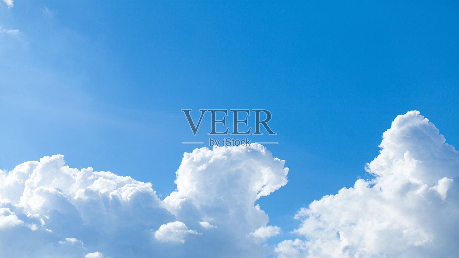 蓝天和地平线上的热带云照片摄影图片