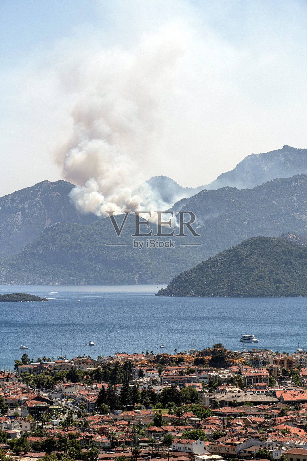 马尔马里斯和森林大火与烟雾的概况照片摄影图片