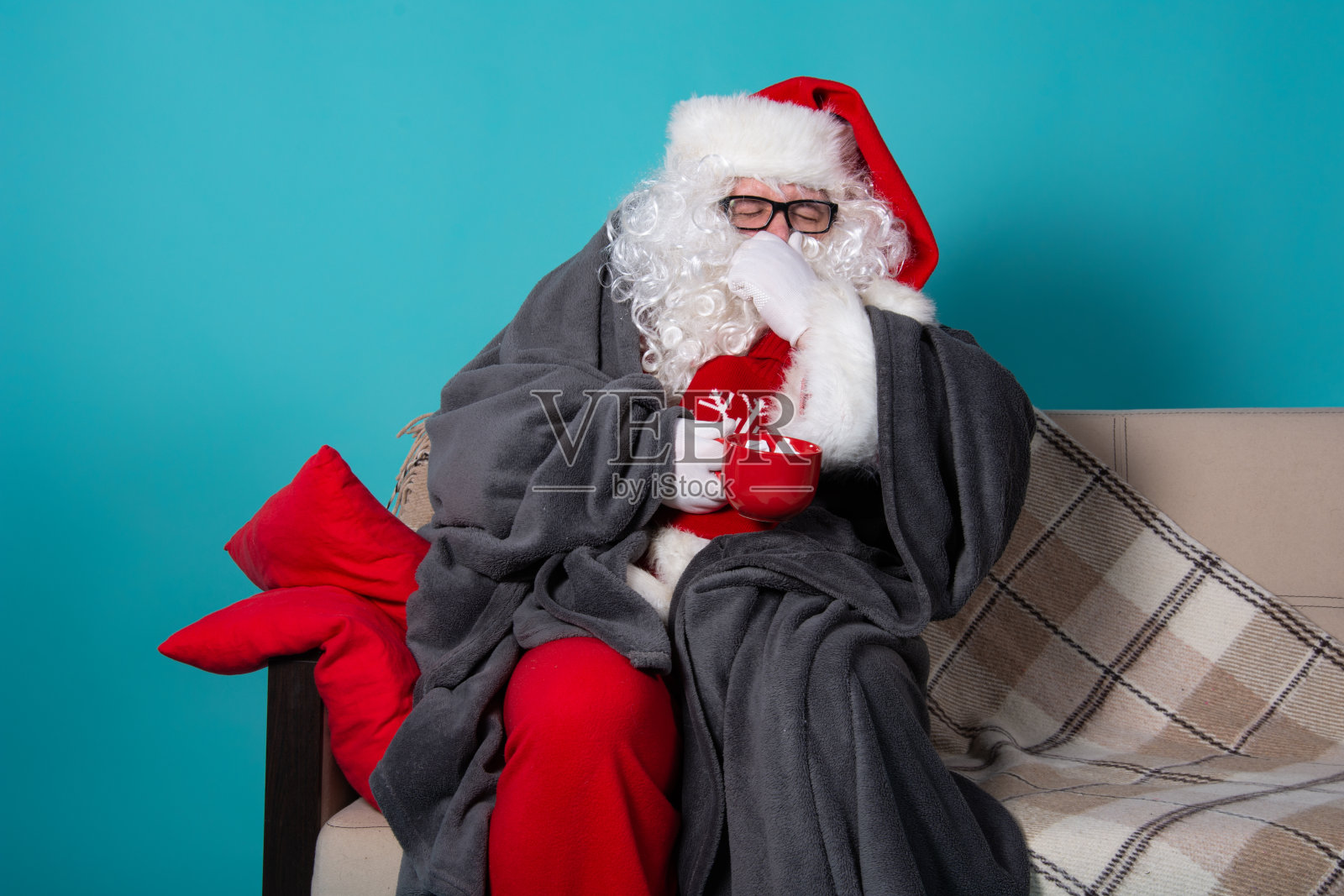 带着礼物清单的搞笑圣诞老人。照片摄影图片