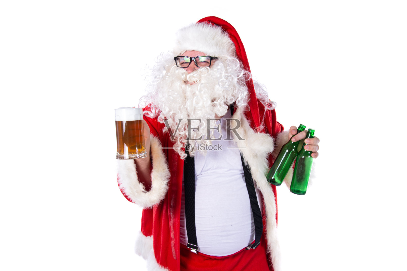 有趣的圣诞老人喝啤酒。照片摄影图片