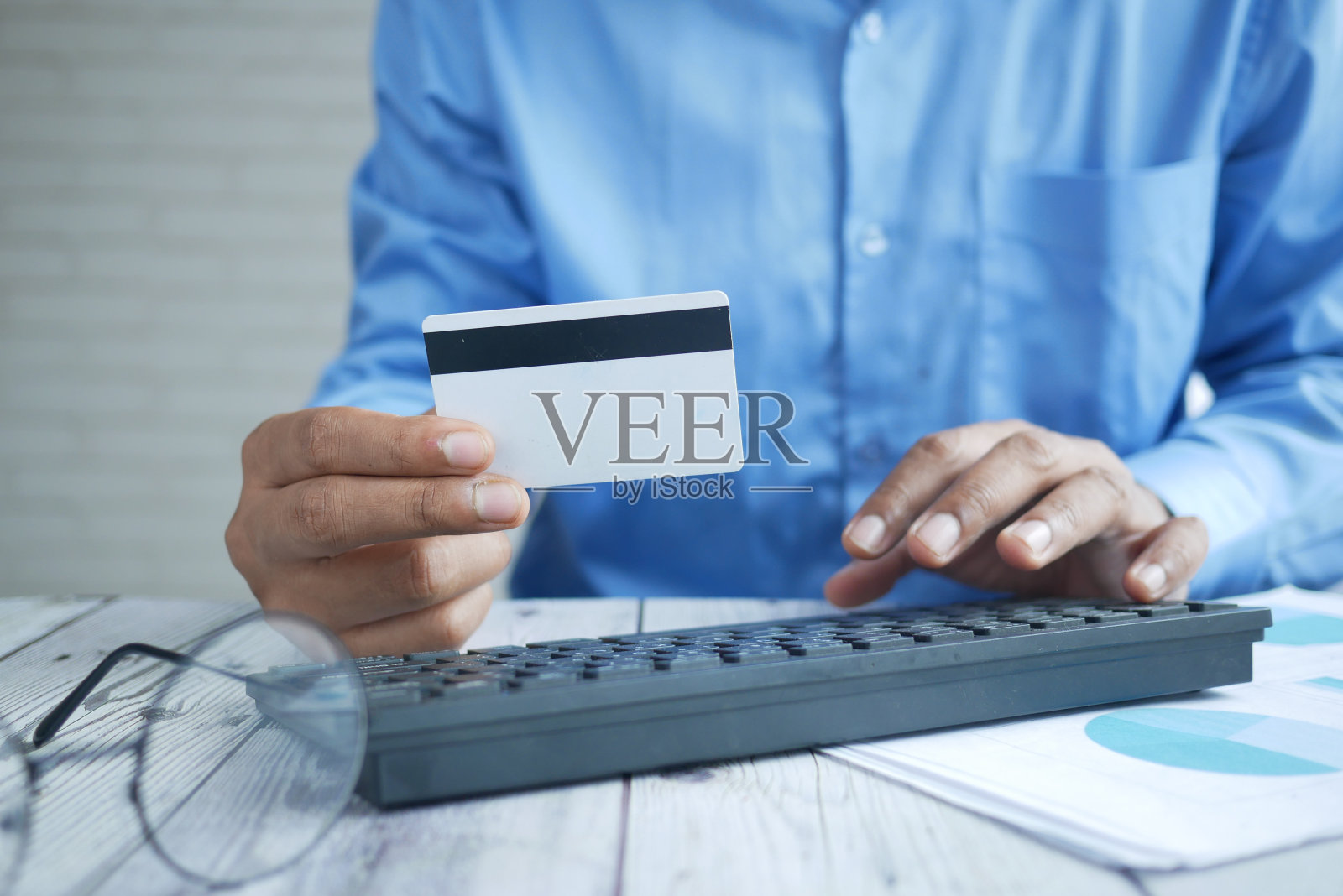 男人手里拿着信用卡，用笔记本电脑网购照片摄影图片