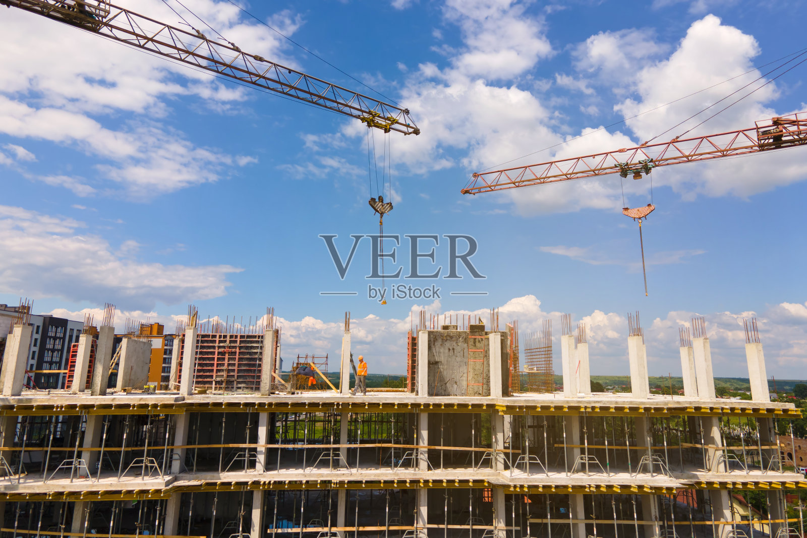 在建高层混凝土住宅楼塔吊。房地产开发理念。照片摄影图片