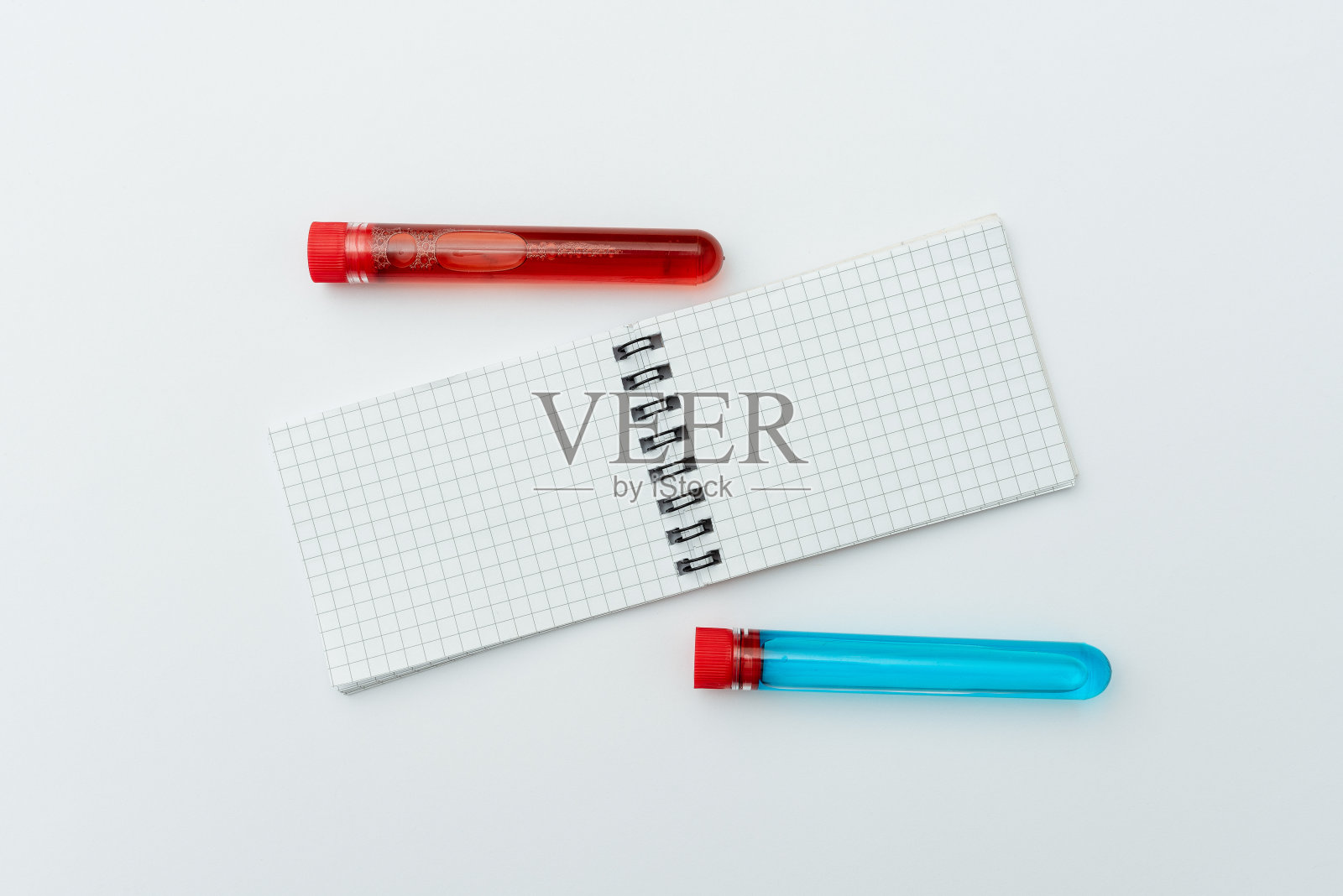 研究笔记病毒预防，计划医疗程序，测试病毒样本，编写重要笔记，收集医学信息，佩戴防护装备照片摄影图片